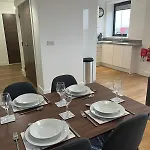 Modern & Spacious 2 Bed Apartment By Old Trafford