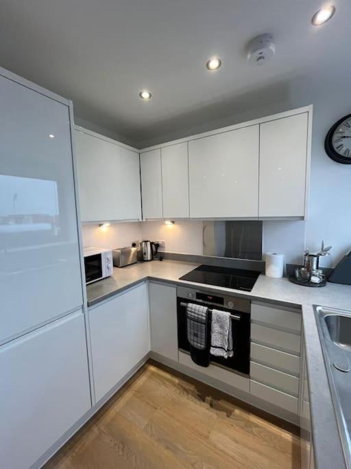 Modern & Spacious 2 Bed By Old Trafford Apartment *